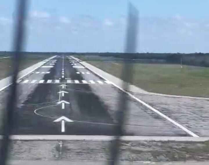 Aterrizando en el Aeropuerto de Cozumel Vista desde cabina aterrizando para saber la mejor forma de moverse en Cozumel