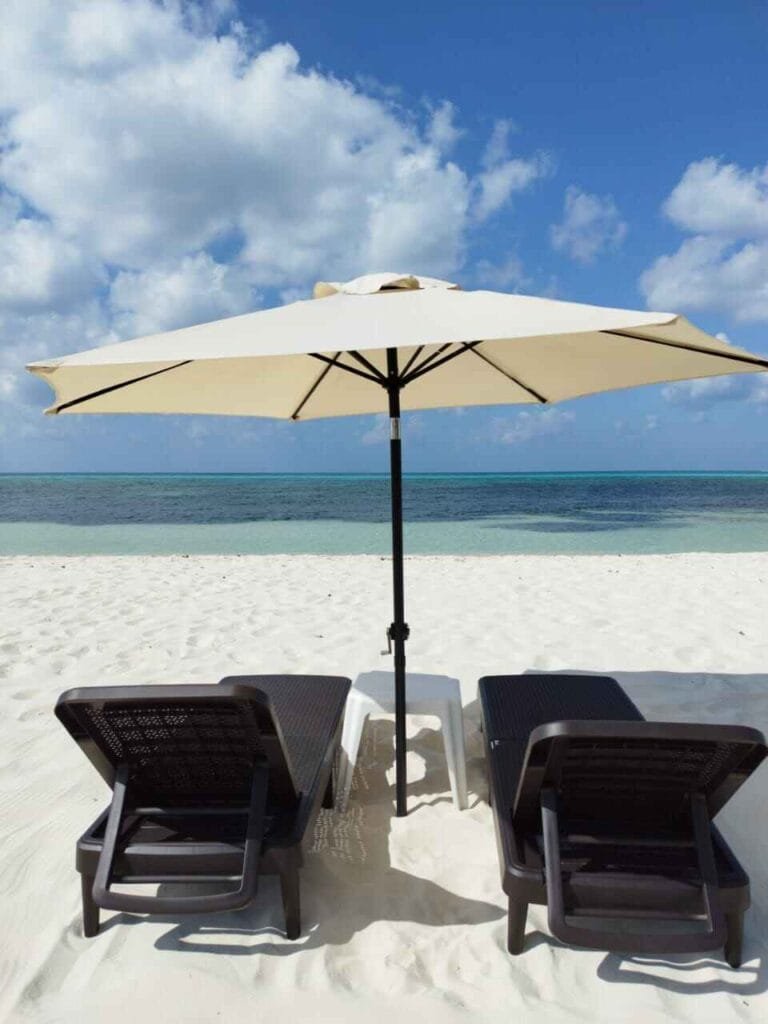 Qué hacer en cozumel sin tour Una sombrilla y tumbonas en la Playa en Cozumel