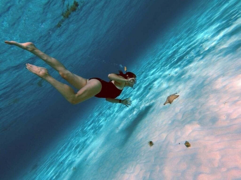 El Cielo Cozumel Una joven haciendo snorkel en el Cielo Cozumel