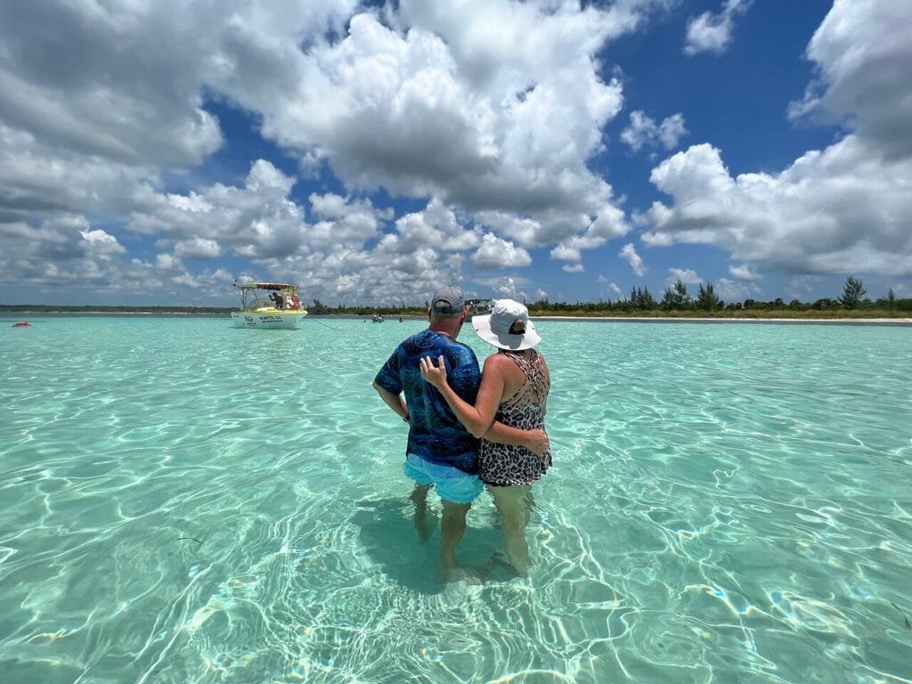 Una pareja mira el horizonte después de saber Cómo llegar al Cielo Cozumel desde Playa del Carmen.