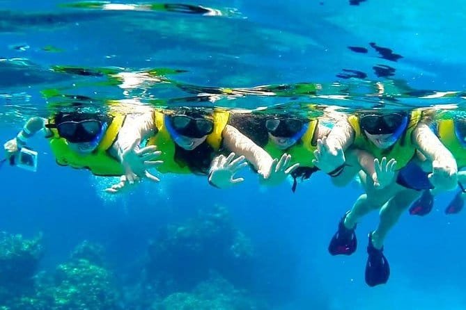Snorkel en Cozumel Turistas haciendo snorkel en Cozumel. Para saber qué hacer en Cozumel por cuenta propia.