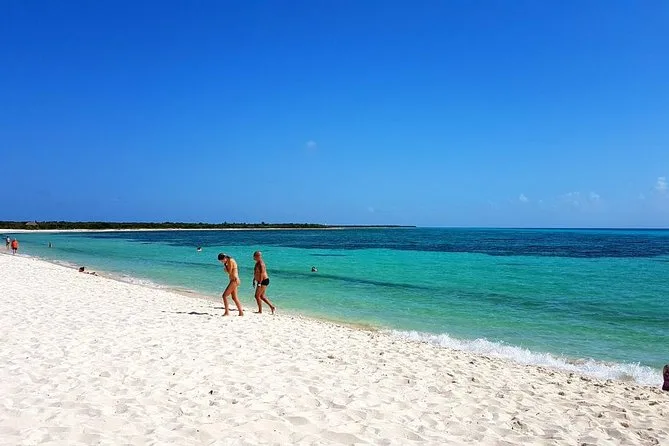 Turistas pasean por la Playa el Cielo Cozumel