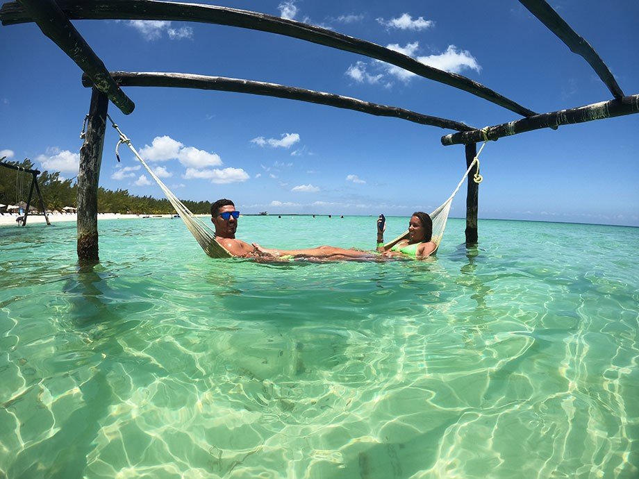 foto de las hamacas en el mar en Isla Pasión Cozumel, mejor playa del mundo.