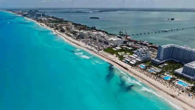 Imagen aérea de Cancún sin sargazo