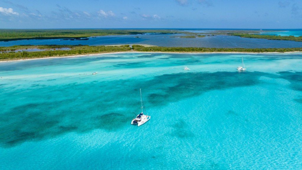 Un bote tipo catamarán para hacer snorkel en Cozumel