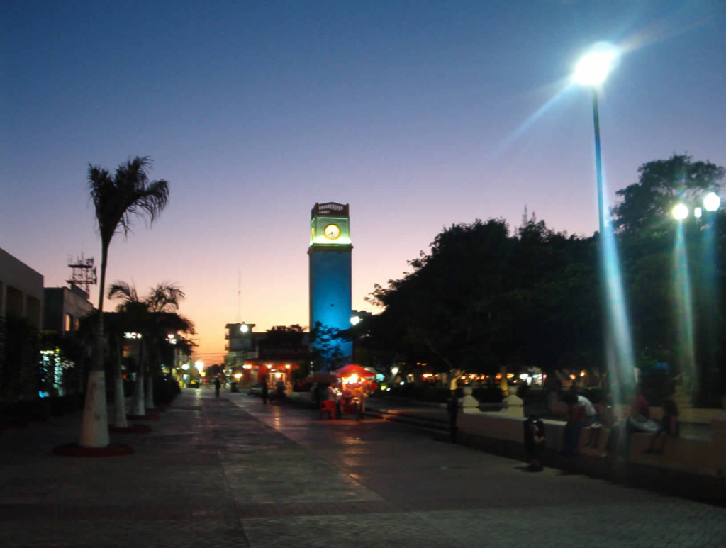 Vista nocturna a una calle de Cozumel ¿Es seguro caminar por Cozumel de noche?