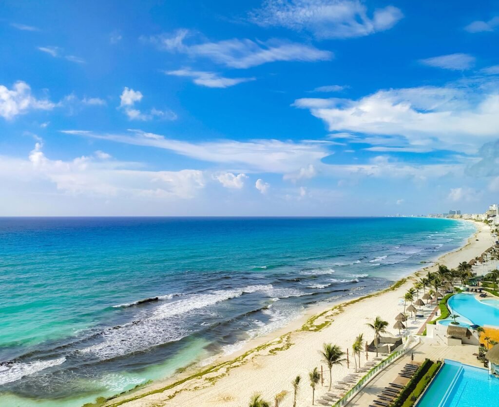 vista aérea de la costa de Cancún para saber Cozumel o Cancún