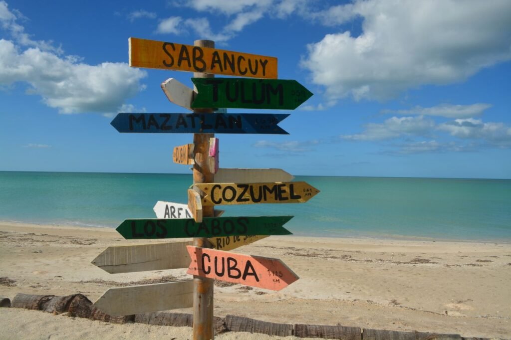 colorido poste de señales para indicar diferentes destinos. ¿qué es más seguro, Cozumel o Cancún?