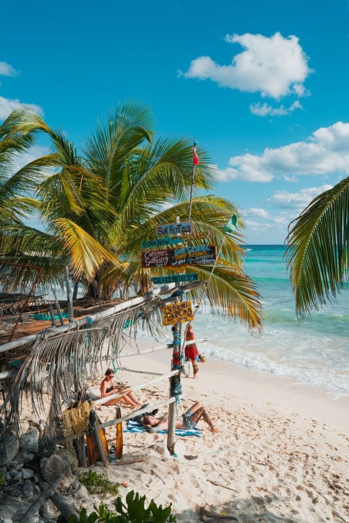 Turistas disfrutando la playa de Cozumel. Imagen para iñustrar si es caro vivir o viajar a Cozumel