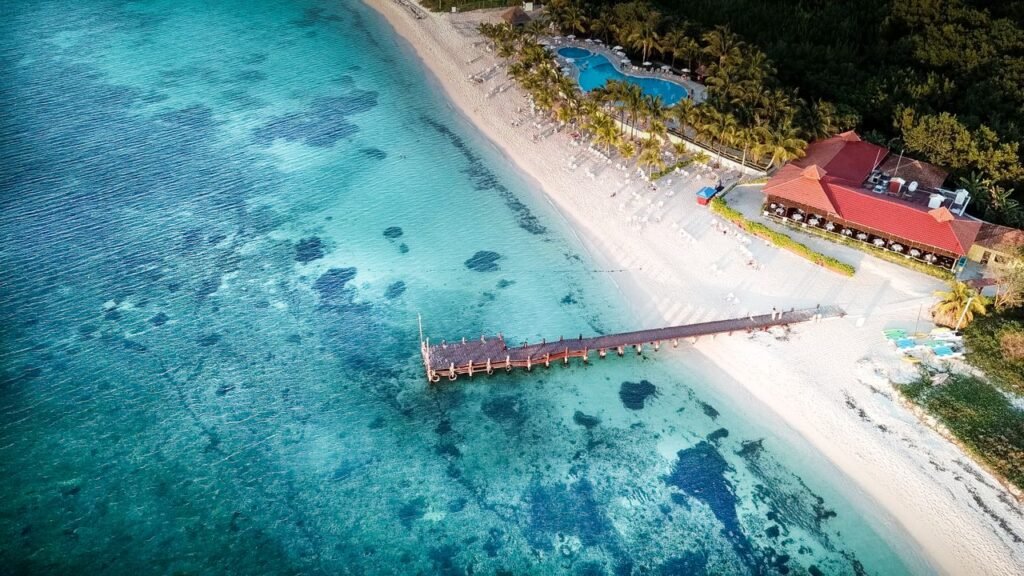 Vista aérea de una playa para responder si es caro vivir o viajar a Cozumel